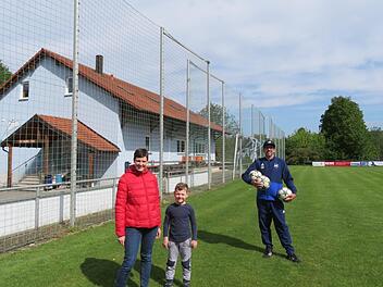 Der TSV Kelbachgrund Kleukheim sucht einen Namen für sein Stadion. Schriftführerin Kathrin Peetz, hier mit ihrem Sohn Maximilian, und Uwe Schmitt, Spielleiter der 1. Mannschaft, sind die Initiatoren des Wettbewerbs. Foto: Monika Schütz