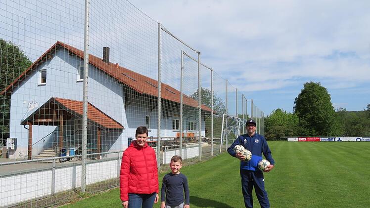 Der TSV Kelbachgrund Kleukheim sucht einen Namen für sein Stadion. Schriftführerin Kathrin Peetz, hier mit ihrem Sohn Maximilian, und Uwe Schmitt, Spielleiter der 1. Mannschaft, sind die Initiatoren des Wettbewerbs. Foto: Monika Schütz