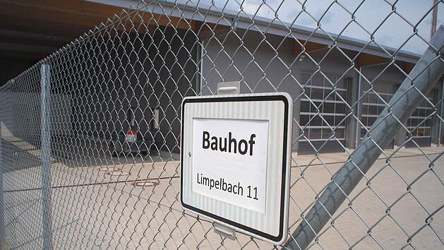 Das Personal des Wartmannsrother Bauhofes soll aufgestockt werden. Damit k&ouml;nnen wieder mehr Arbeiten selbst erledigt werden und m&uuml;ssen nicht fremdvergeben werden. Sollten zus&auml;tzliche Maschinen ben&ouml;tigt werden, k&ouml;nnen diese &uuml;ber die Allianz geliehen werden. Foto: Gerd Schaar