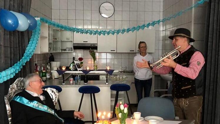 Spontan spielte J&uuml;rgen dem Jubilar zum 75. Geburtstag ein St&auml;ndchen. Foto: Wilfried Hesse