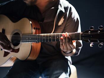 Nürnberg: Poetische Klänge beim Benefizkonzert - Gitarrist Stefan Grasse spielt "echte Juwelen"