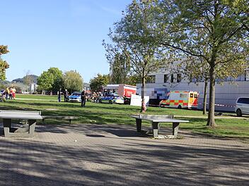 Schrecklicher Unfall auf Schulgelände: 11-jähriges Mädchen wird von Lastwagen überrollt und stirbt