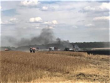 Iphofen: Unberechenbare Flammen auf Feld entz&uuml;nden Feuerwehrauto - "Lage eskalierte"