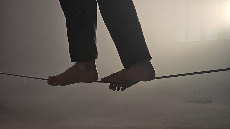 Barfuß auf dünnem Seil: Slackline-Weltmeister Friedi Kühne hat nur eine 25 Millimeter-Slackline zwischen sich und der Tiefe.