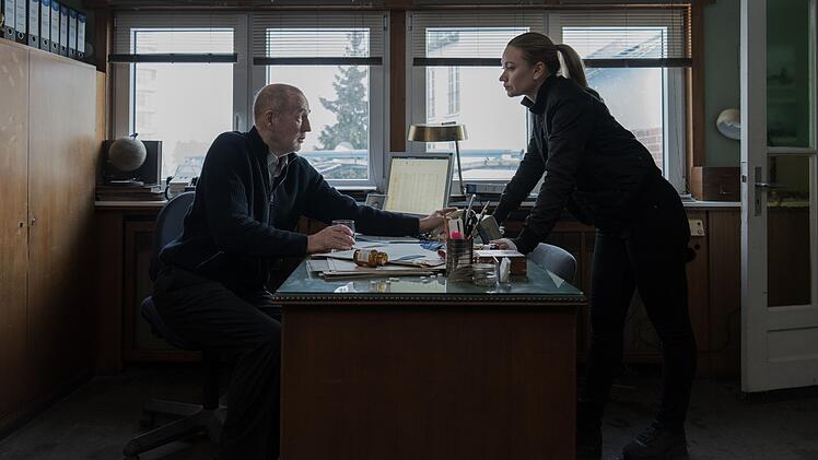 Sarah Kohr (Lisa Maria Potthoff) befragt den Werft-Besitzer J&ouml;rg Naujoks (Peter Lohmeyer). Doch der will den gesuchten Mann nicht kennen.
