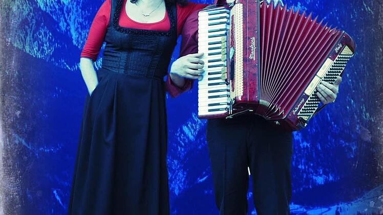 "Alpenklezmerglühen" versprechen Andrea Pancur und Ilya Shneyveys zum Auftakt der Klezmertage.  Foto: Werner Bauer