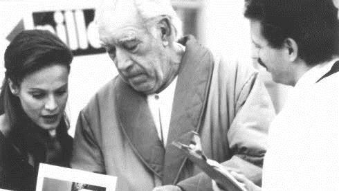 Anthony Quinn (Mitte) mit Sonja Kirchberger und FT-Redakteur Michael Schulbert im August 1995 am Rande der Dreharbeiten auf Schloss Thurn  Foto: privat