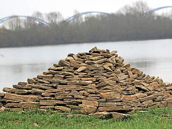 Am Wiesener Wörthsee steht seit einigen Wochen eine Pyramide. Wer sie baute, ist unbekannt. Ramses? Chephren? Echnaton? Klarheit bringt bestenfalls eine Expedition zur Grabkammer. Fotos: Matthias Einwag