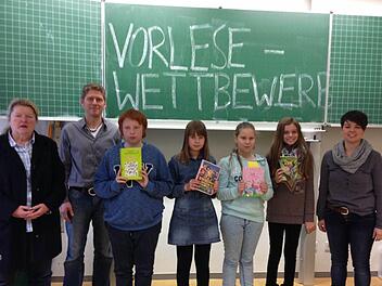 Rektorin Ulrike von und zu der Tann (von links) freut sich zusammen mit Lehrer Markus Barthel, Dustin Müller, Liliana Schlechtweg, Stefanie Lender, Siegerin Celine Kissner und Lehrerin Katharina Reß über die Leseleistungen der Schüler. Foto: Michael Kübert