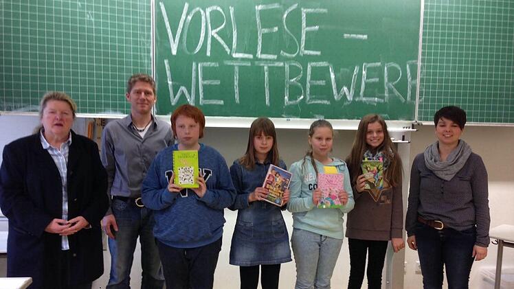 Rektorin Ulrike von und zu der Tann (von links) freut sich zusammen mit Lehrer Markus Barthel, Dustin Müller, Liliana Schlechtweg, Stefanie Lender, Siegerin Celine Kissner und Lehrerin Katharina Reß über die Leseleistungen der Schüler. Foto: Michael Kübert