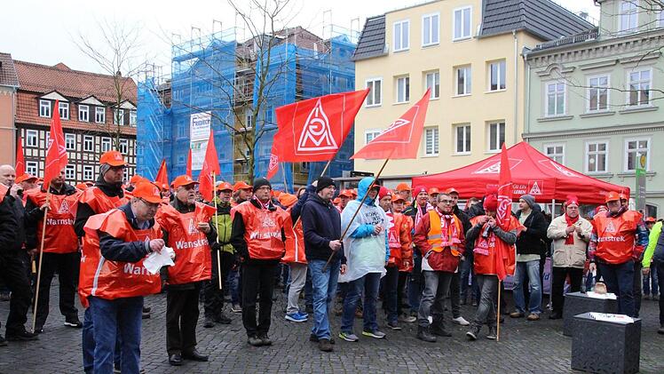 Rote Fahnen auf dem Albertsplatz. Foto: Simone Bastian