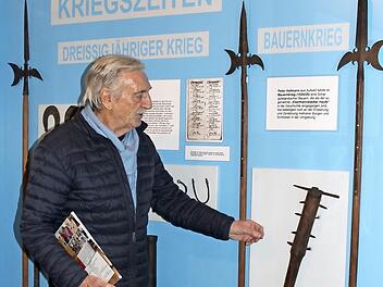 Manfred Franze zeigt einen hölzernen Morgenstern. Foto: Carmen Schwind