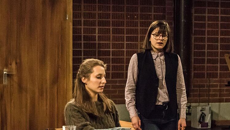 "Das Tagebuch der Anne Frank": Probenszene mit Francesca Paratore und Regisseurin Katarzyna Bogucka in der Coburger Reithalle.Foto: Jochen Berger