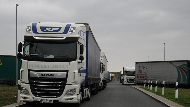 Ausgangsbeschränkung wegen des Coronavirus:  Der Ratsplatz Aurach-Nord ist gut gefüllt. Allerdings nur mit Lkw.  Foto: Christian Bauriedel