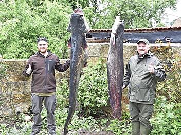 Manuel (links) und Georg Schmidt mit ihrem Fang.  Foto: Gerold Snater