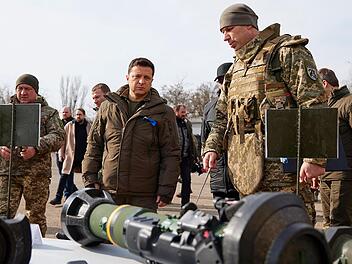 Die ostukrainische Stadt Mariupol ist die Heimat von Roman Konovalov. Dieses vom Pressebüro des ukrainischen Präsidenten zur Verfügung gestellte Foto zeigt Präsident Wolodymyr Selenskyj, der während eines Besuchs bei der ukrainischen Küstenwache nahe Mariupol Waffen inspiziert.