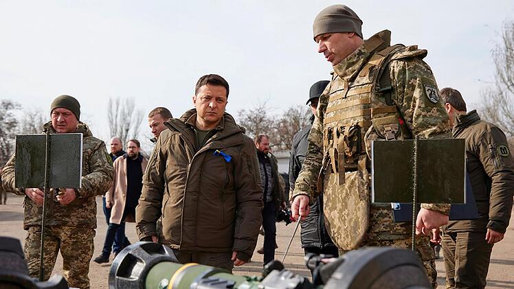 Die ostukrainische Stadt Mariupol ist die Heimat von Roman Konovalov. Dieses vom Pressebüro des ukrainischen Präsidenten zur Verfügung gestellte Foto zeigt Präsident Wolodymyr Selenskyj, der während eines Besuchs bei der ukrainischen Küstenwache nahe Mariupol Waffen inspiziert.