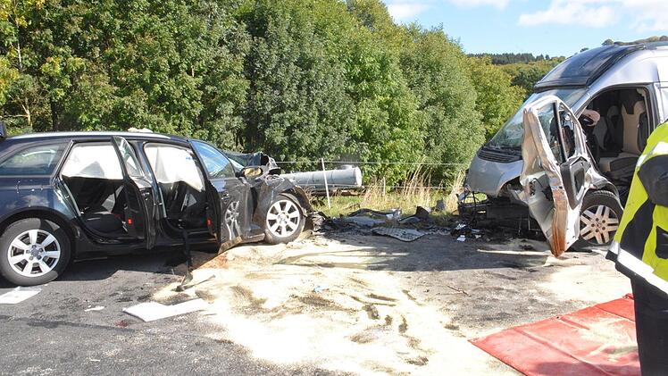 Oberweißenbrunn: Auto kracht frontal in Transporter
