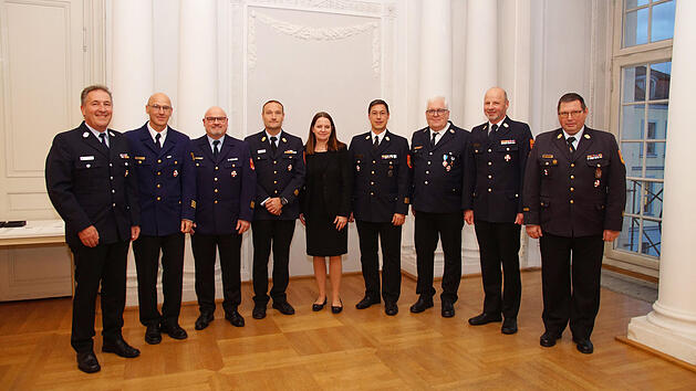 Ansbach: Brandinspektoren und -meister erhalten Steckkreuze - höchstes Feuerwehr-Ehrenzeichen