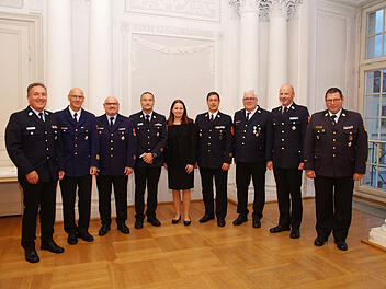 Ansbach: Brandinspektoren und -meister erhalten Steckkreuze - höchstes Feuerwehr-Ehrenzeichen