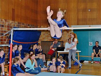 Eva Hofmann (10) zeigt ihre Übung am Barren. Foto: Sigismund von Dobschütz