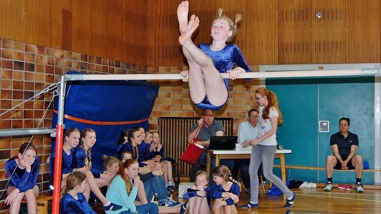 Eva Hofmann (10) zeigt ihre Übung am Barren. Foto: Sigismund von Dobschütz