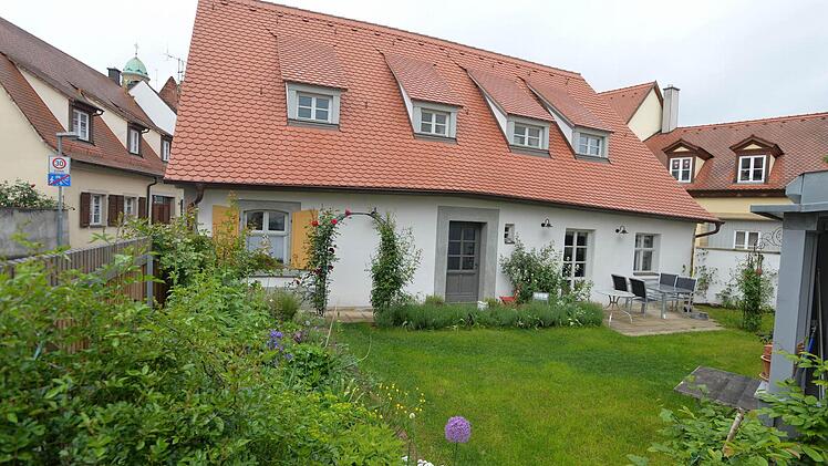 Zum frei stehenden Anwesen gehören ein relativ großer Garten und ein winziger schattiger Innenhof.