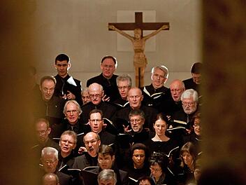 Unter Leitung von Kirchenmusikdirektor Peter Stenglein sang der Coburger Bachchor Mozarts Requiem, aber auch anspruchsvolle A-cappella-Werke von Felix Mendelssohn Bartholdy, John Tavener und Arvo Pärt. Foto: Jochen Berger