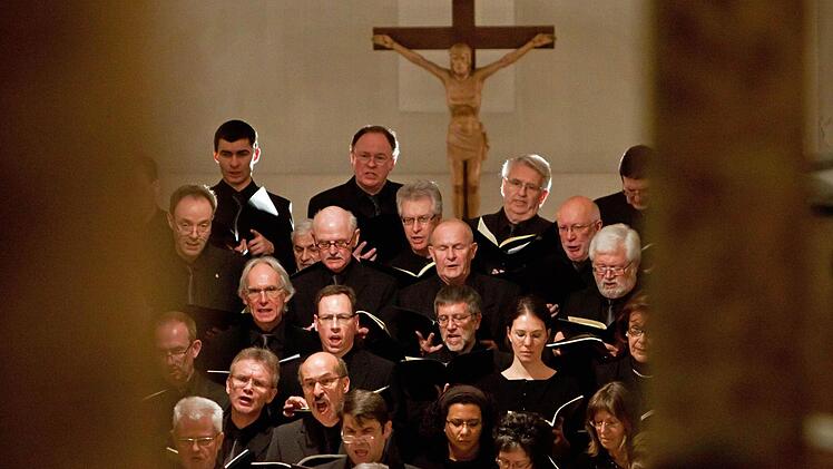 Unter Leitung von Kirchenmusikdirektor Peter Stenglein sang der Coburger Bachchor Mozarts Requiem, aber auch anspruchsvolle A-cappella-Werke von Felix Mendelssohn Bartholdy, John Tavener und Arvo Pärt. Foto: Jochen Berger