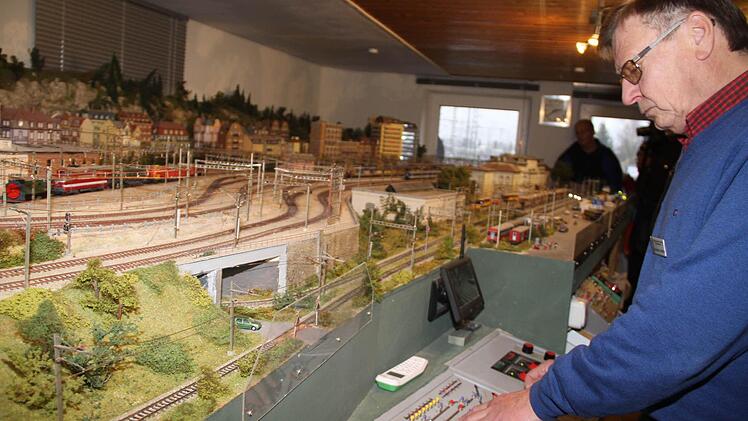 Vereinsmitglied Gerhard Löbling behält den Überblick über die Bern-Lötschberg- Simplon- Anlage.