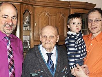 Anton Oppelt (Mitte) mit B&uuml;rgermeister Johannes Krapp (links) sowie seinem Enkel Christian und dem j&uuml;ngsten Urenkel Joshua Foto: Evi Seeger
