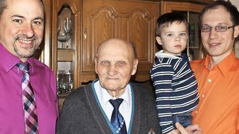 Anton Oppelt (Mitte) mit B&uuml;rgermeister Johannes Krapp (links) sowie seinem Enkel Christian und dem j&uuml;ngsten Urenkel Joshua Foto: Evi Seeger