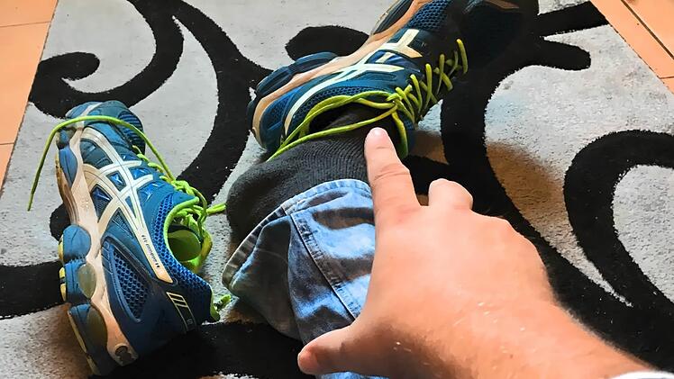 "Da blas mir einer den Schuh auf" - manchmal braucht Mann einfach Hilfe.
