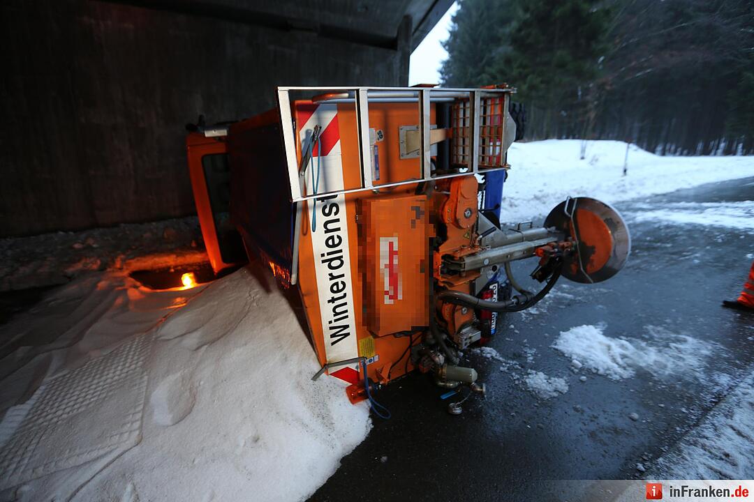Eis im Kreis Hof: Zwei Streufahrzeuge haben Unfall