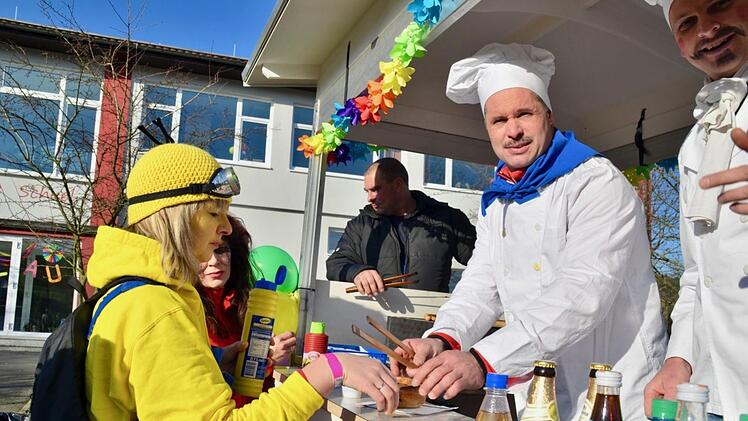 Die Feste im Dorf, wie der Faschingszug, werden jetzt besser besucht. Schließlich ist die "Schuel" eine Alternative bei Schlechtwetter.