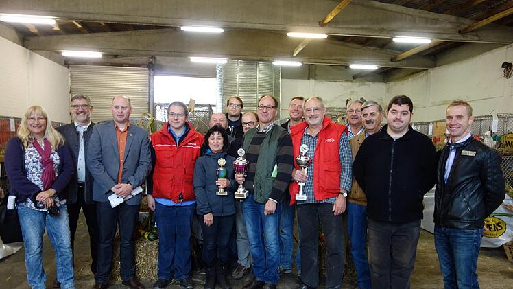Die Gewinner der Pokale mit den Ehrengästen und Verantwortlichen. Foto: Doris Weidner
