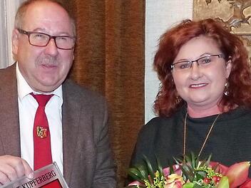 Mit Blumen und einem Stadtwappen verabschiedete Bürgermeister Alfred Kolenda seine bisherige Stellvertreterin Doris Manz.