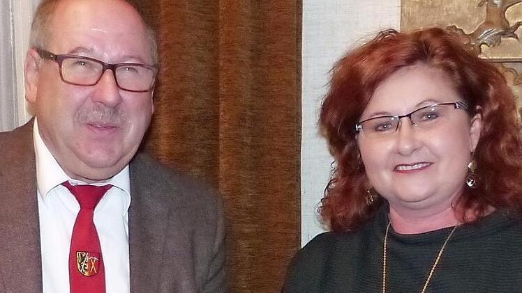 Mit Blumen und einem Stadtwappen verabschiedete Bürgermeister Alfred Kolenda seine bisherige Stellvertreterin Doris Manz.