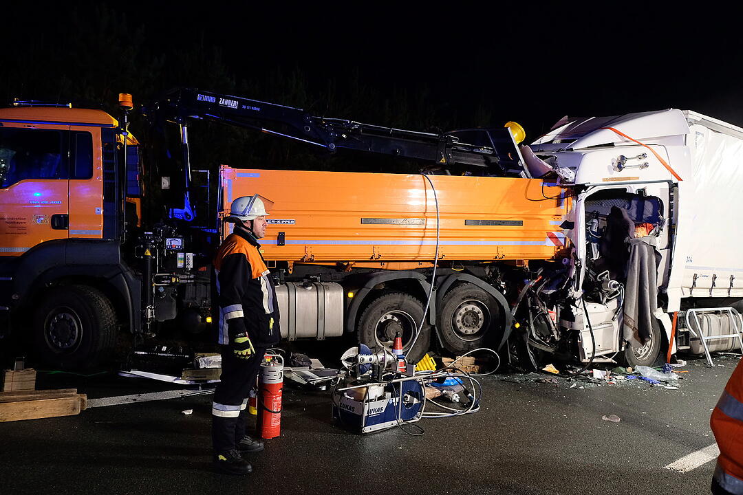 Schwerer Lkw-Unfall auf der A9 bei Nürnberg-Feucht: Fahrer eingeklemmt und lebensgefährlich verletzt