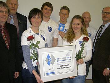 Silberne Raute für die SG Eintracht Oberleichtersbach: Klaus Eisenmann, Rainer Lochmüller, Angelika Zehner, Christian Zirkelbach, Markus Rubi, Miriam Hornung, Marcel Schilling und Bürgermeister Dieter Muth.Wolfgang Saam