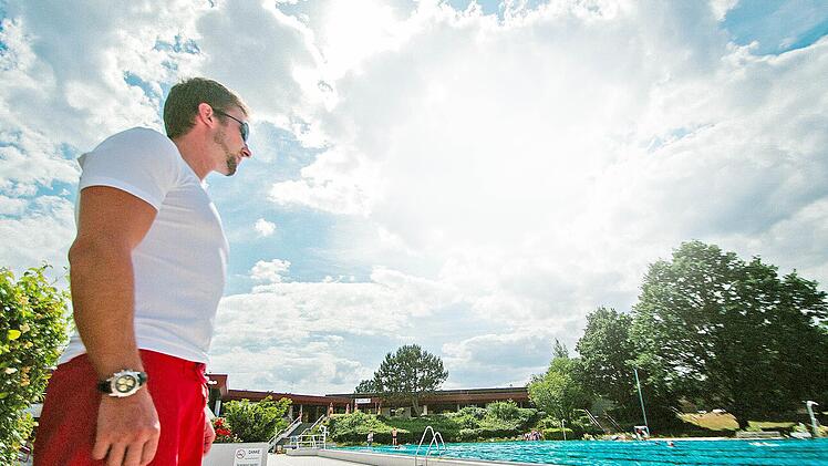 Der DLRG hatte letztes Jahr viel zu tun. Im Schwimmbad im Himmelkron ist 2014 ein kleines M&auml;dchen ertrunken. Sie konnte nicht schwimmen und damit ist sie nicht alleine, weil immer mehr Menschen keine sicheren Schwimmer sind.  Symbolbild: Marian Hamacher.