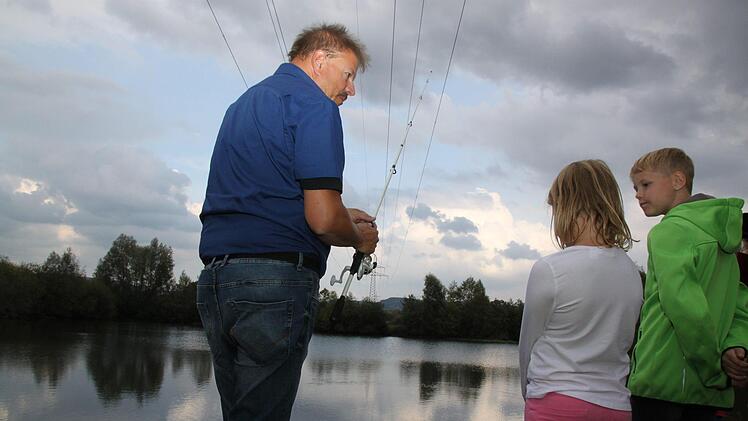 Auch wenn es dunkel wird, trifft man die Angler.Foto: Stefanie Gleixner