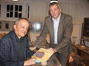 Die Brüder Rudolph (links) und Martin Büchner befassten sich intensiv mit ihrer Familiengeschichte und fühlen sich auch heute noch mit Ludwigsstadt stark verbunden. Über die 1868 von ihrem Ururgroßvater gegründete Schiefertafelfabrik haben sie ein Buch geschrieben.  Foto: Veronika Schadeck