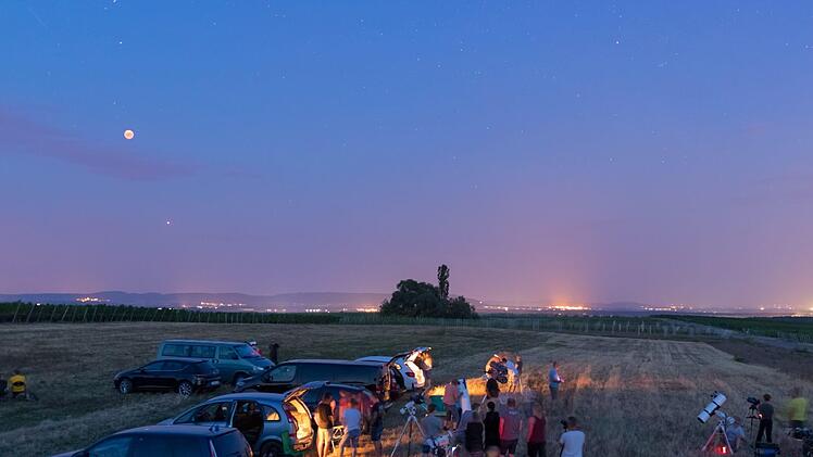 Bei der Mondfinsternis 2018 trafen sich viele Hobbyastronomen auf dem "Kreuzberg" bei Nordheim. Florian Bleymann