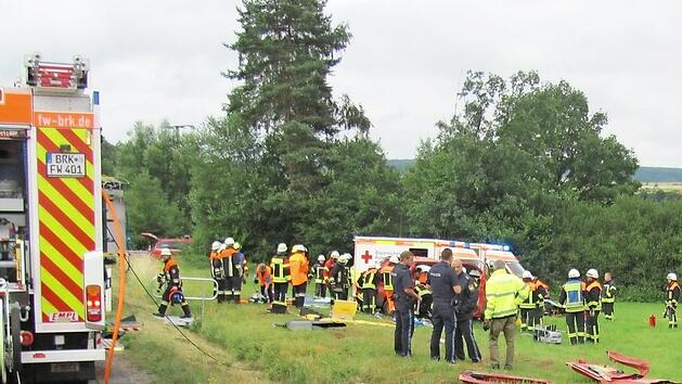 Ein schlimmer Unfall passierte am 25. Juni bei Schondra. Ein Kleinbus kam von der Stra&szlig;e ab. Dabei starb ein 28-j&auml;hriger Mann. Foto: Klaus Wiesler