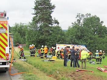 Ein schlimmer Unfall passierte am 25. Juni bei Schondra. Ein Kleinbus kam von der Straße ab. Dabei starb ein 28-jähriger Mann. Foto: Klaus Wiesler
