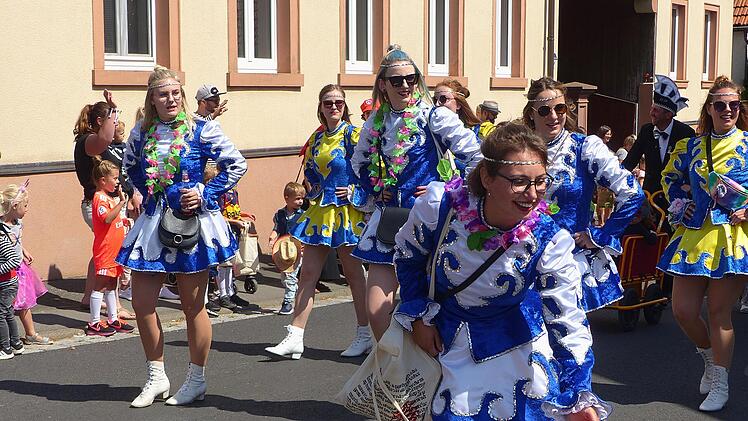 Fasching im Juli: In Ebenhausen gab es nach dem Umzug noch Beachparty.