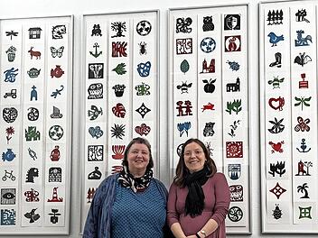 Jannina Hector (links) und Kulturbeauftragte Katharina Eckstein vor dem Kunstwerk im Landratsamt.