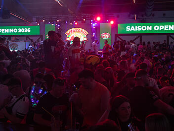 16.04.2026, Spanien, Palma: Am Tag der Saisoner&ouml;ffnung 2026 wird im Bierk&ouml;nig gefeiert. Foto: Clara Margais/dpa +++ dpa-Bildfunk +++