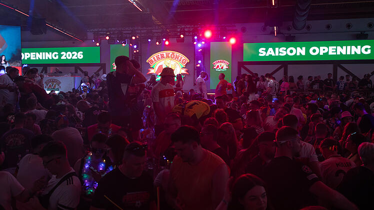 16.04.2026, Spanien, Palma: Am Tag der Saisoner&ouml;ffnung 2026 wird im Bierk&ouml;nig gefeiert. Foto: Clara Margais/dpa +++ dpa-Bildfunk +++